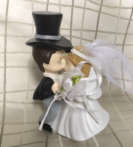 küssendes Brautpaar Keramik