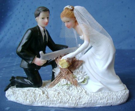 Hochzeitsfigur - Brautpaar sägt Baumstamm