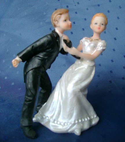 Braut zieht Bräutigam Hochzeitsfigur