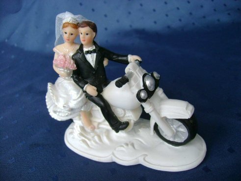 Hochzeitspaar auf weissem Motorrad