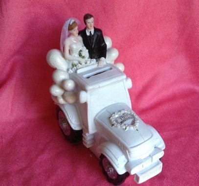 Sparkasse - Brautpaar im Trakt just married