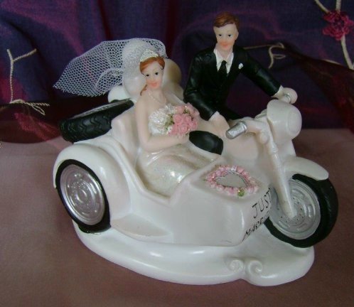 Brautpaar auf weissem Motorrad mit Beiwagen