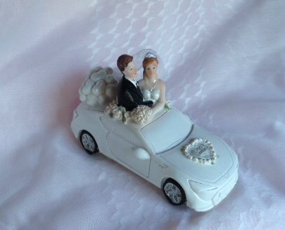 Brautpaar im weissen Cabrio